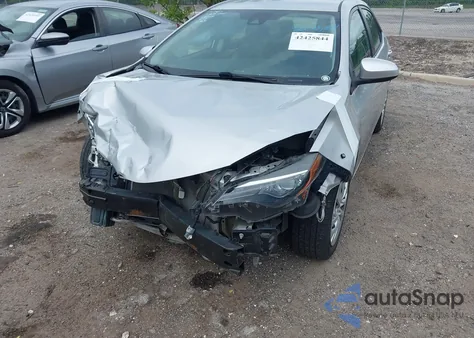 2018 Toyota Corolla Le z USA, uszkodzony, nr VIN 5YFBURHE2JP841858